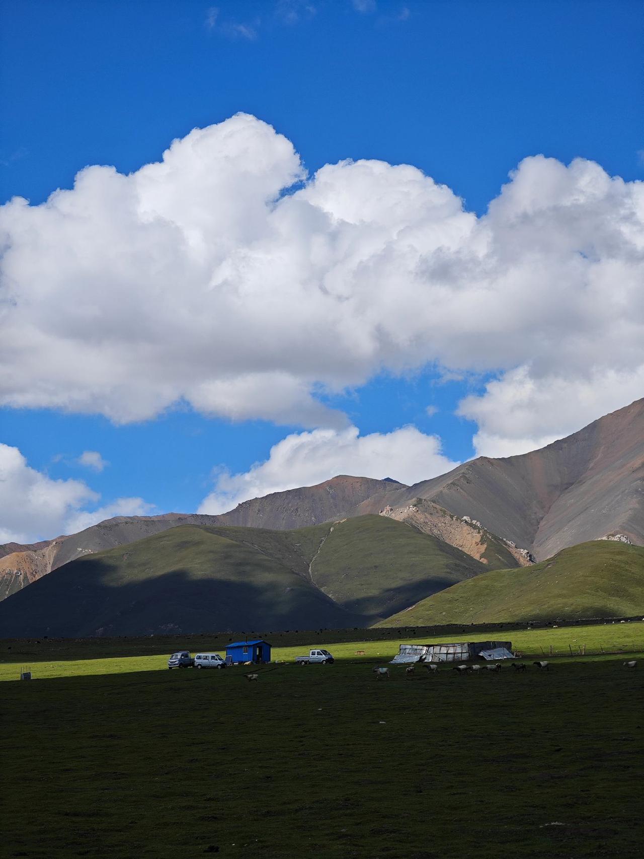 蓝天白云晴空万里祁连山的壮丽景色让人陶醉