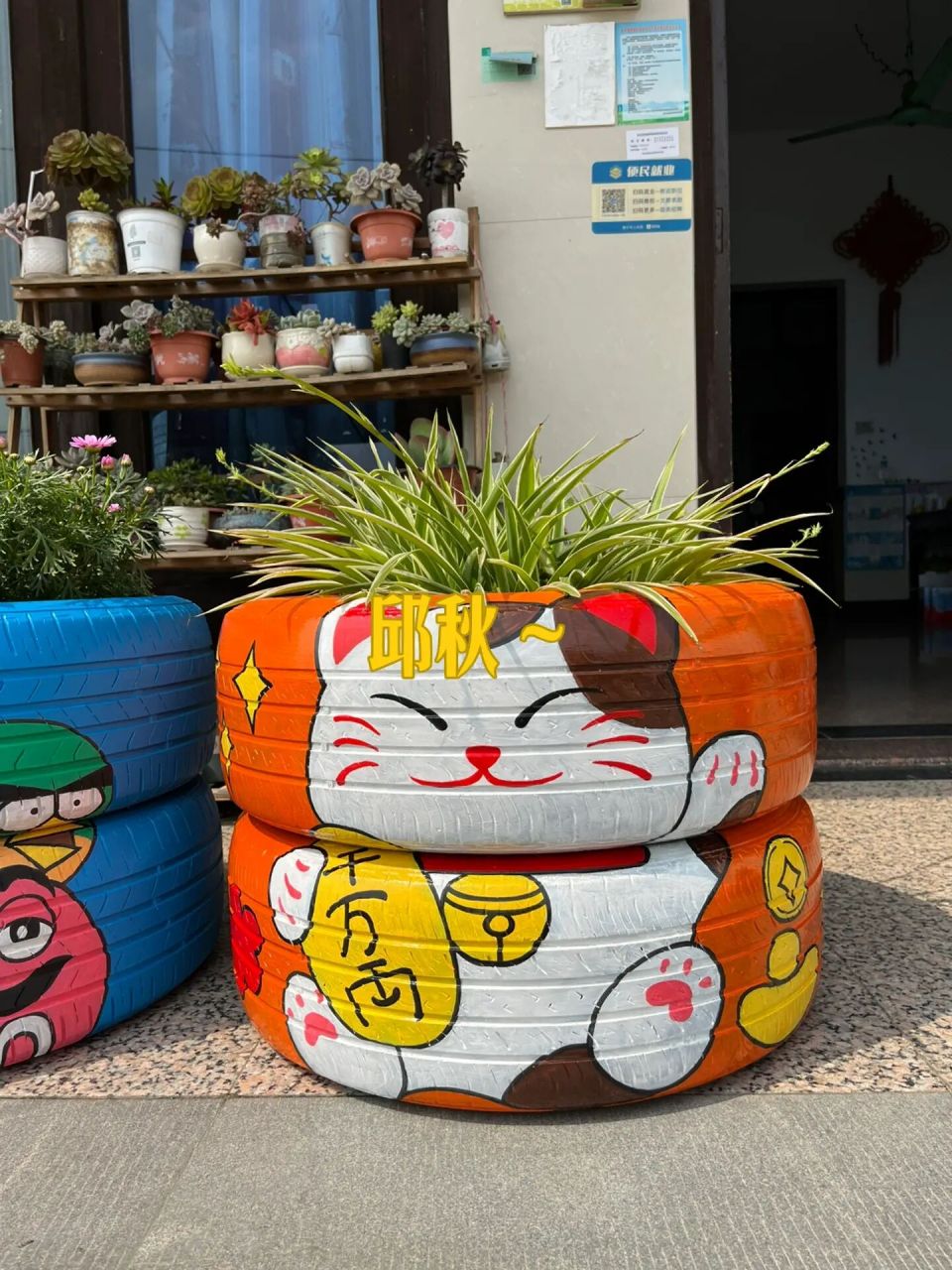 美丽的轮胎花盆 轮胎画上漂亮的图案,配上美丽的花朵,爱了吗?