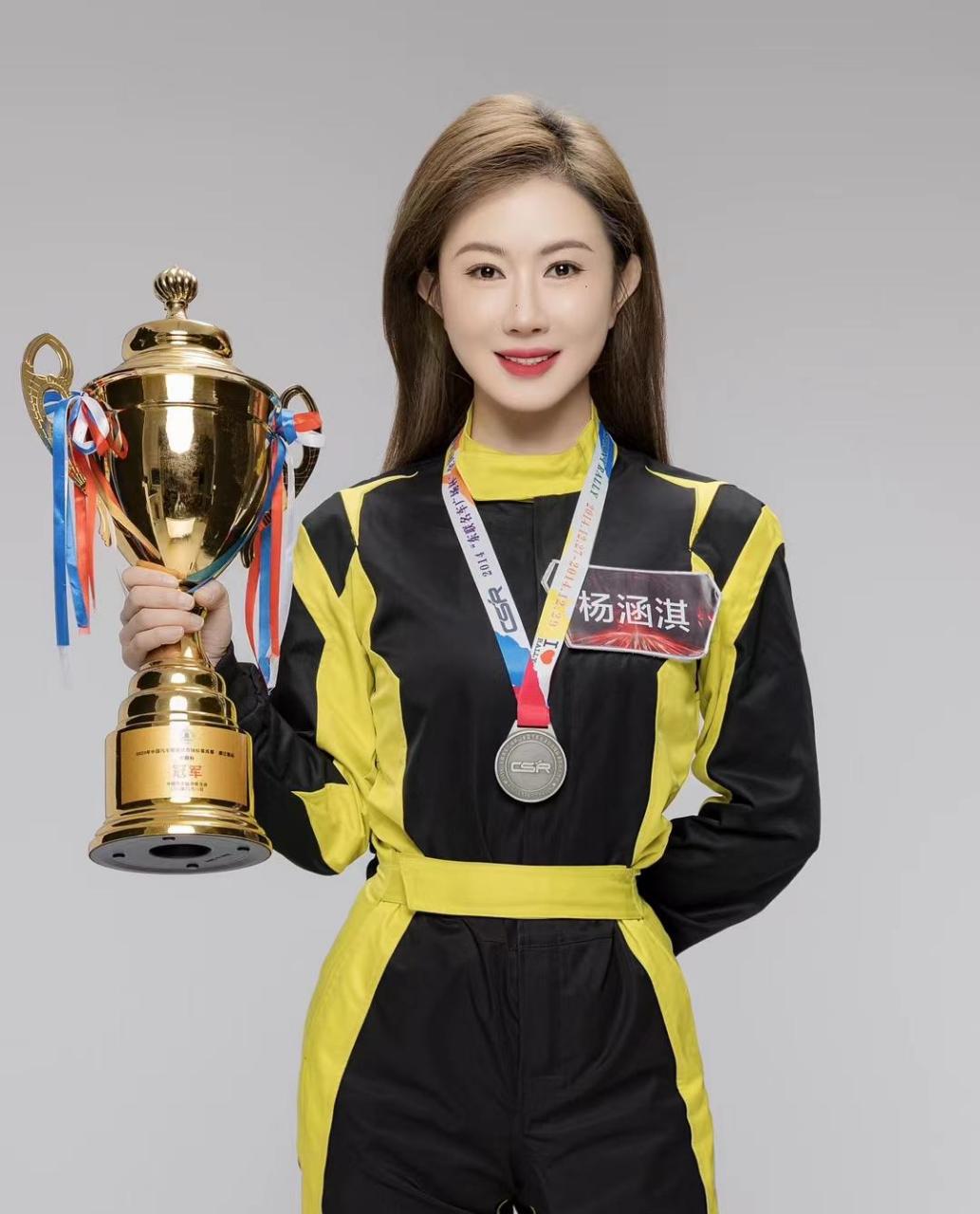 独家签约 高颜值气质佳的汽车拉力赛冠军杨涵淇 欢迎各大品牌来合作