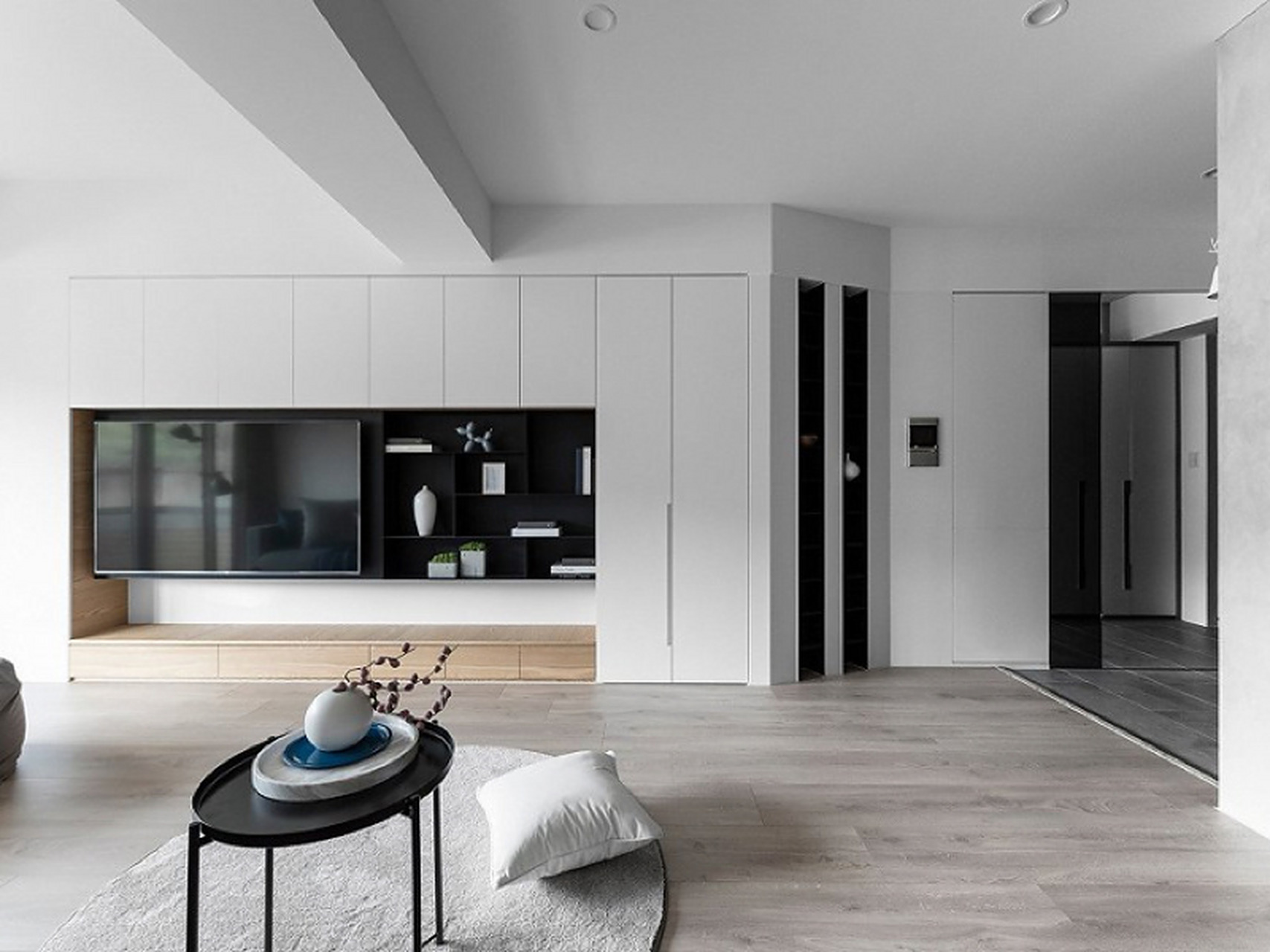 部分作为书架或者置物架,遵循二八原则,80%的柜子都是有门板关起来的