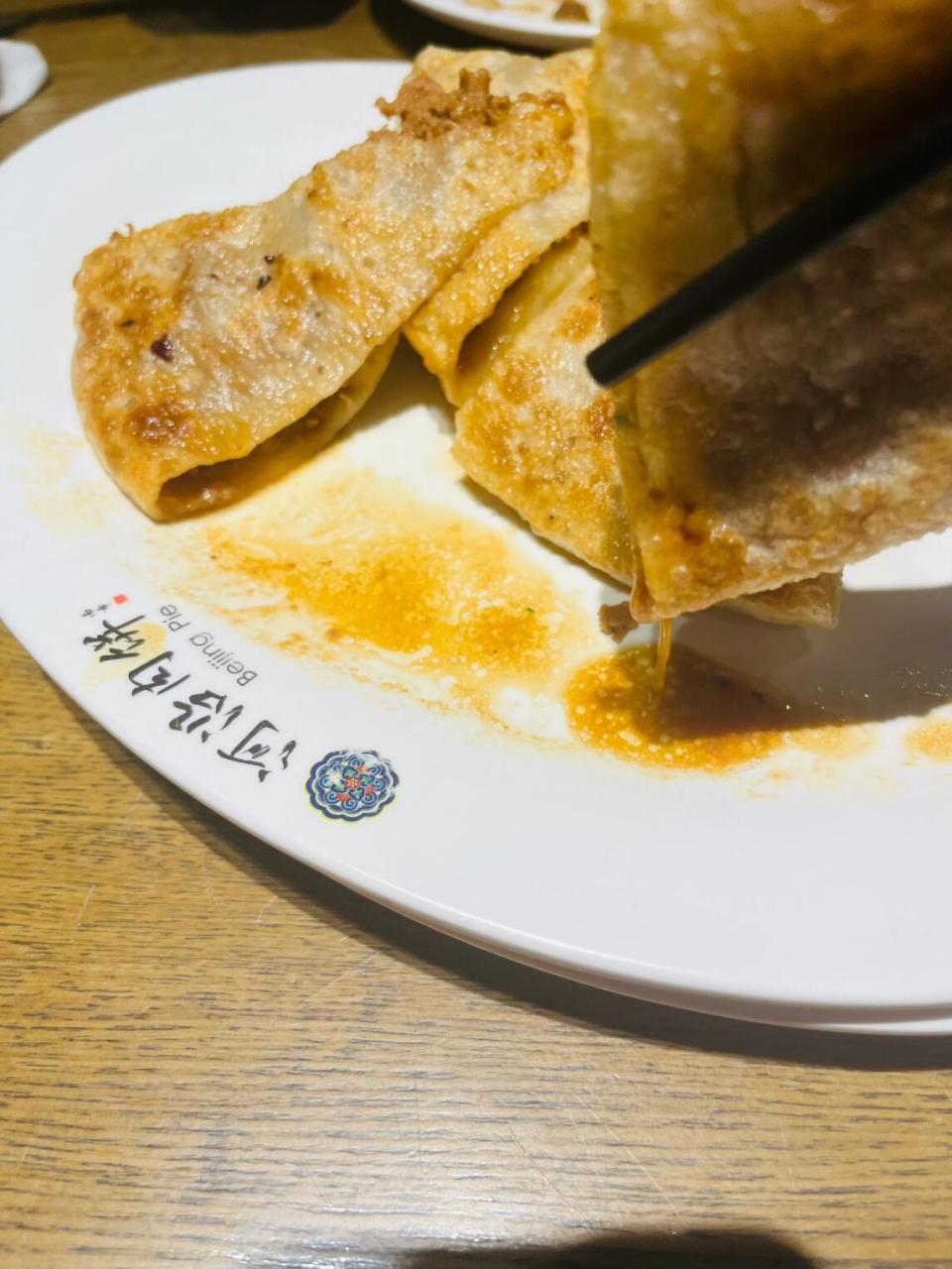 一个很小的不起眼的店,河沿肉饼,都下午三点了排队的人还是很多.