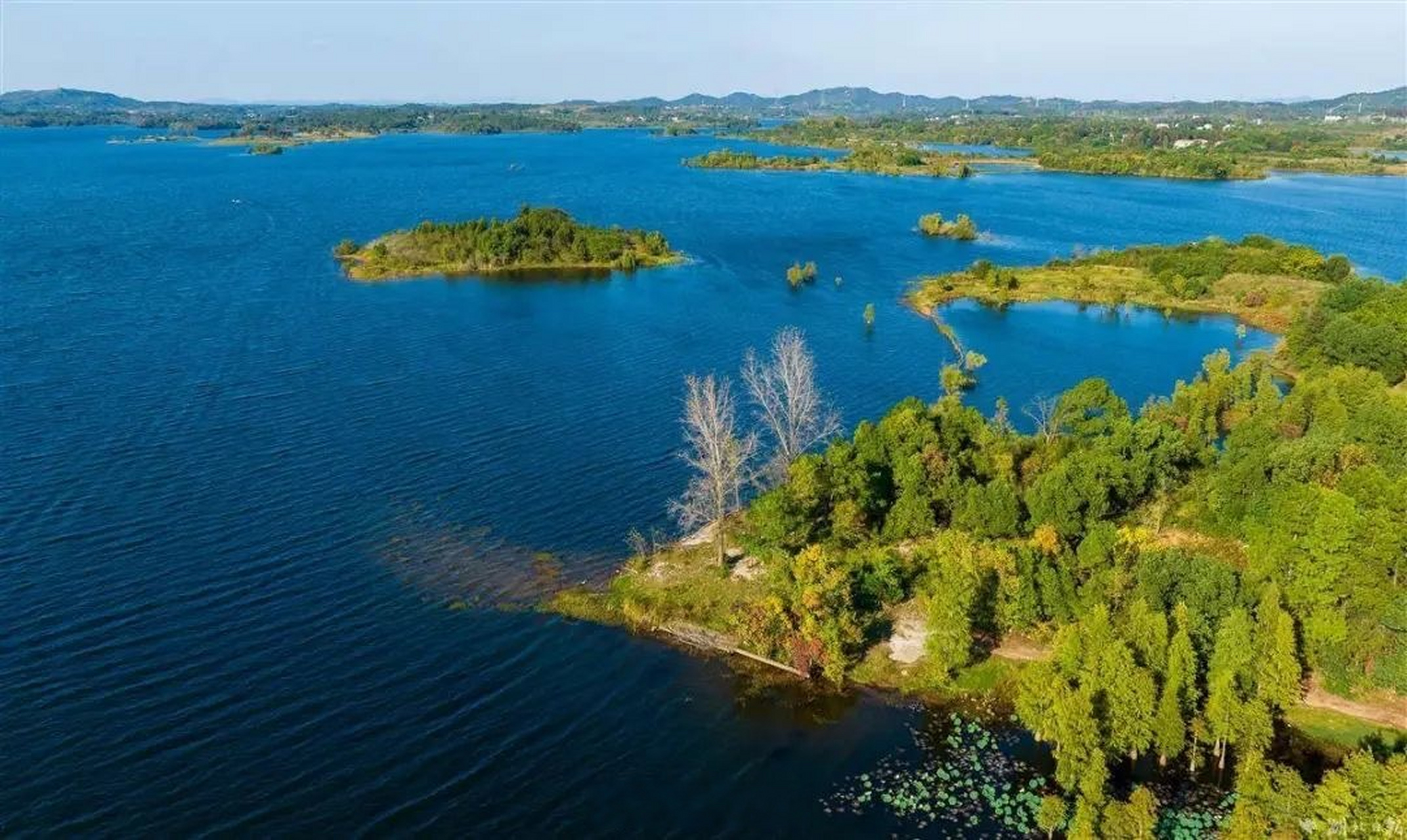 寻美黄陂# 深秋时节,位于黄陂区的木兰湖景区湖光山色美不胜收湛蓝的