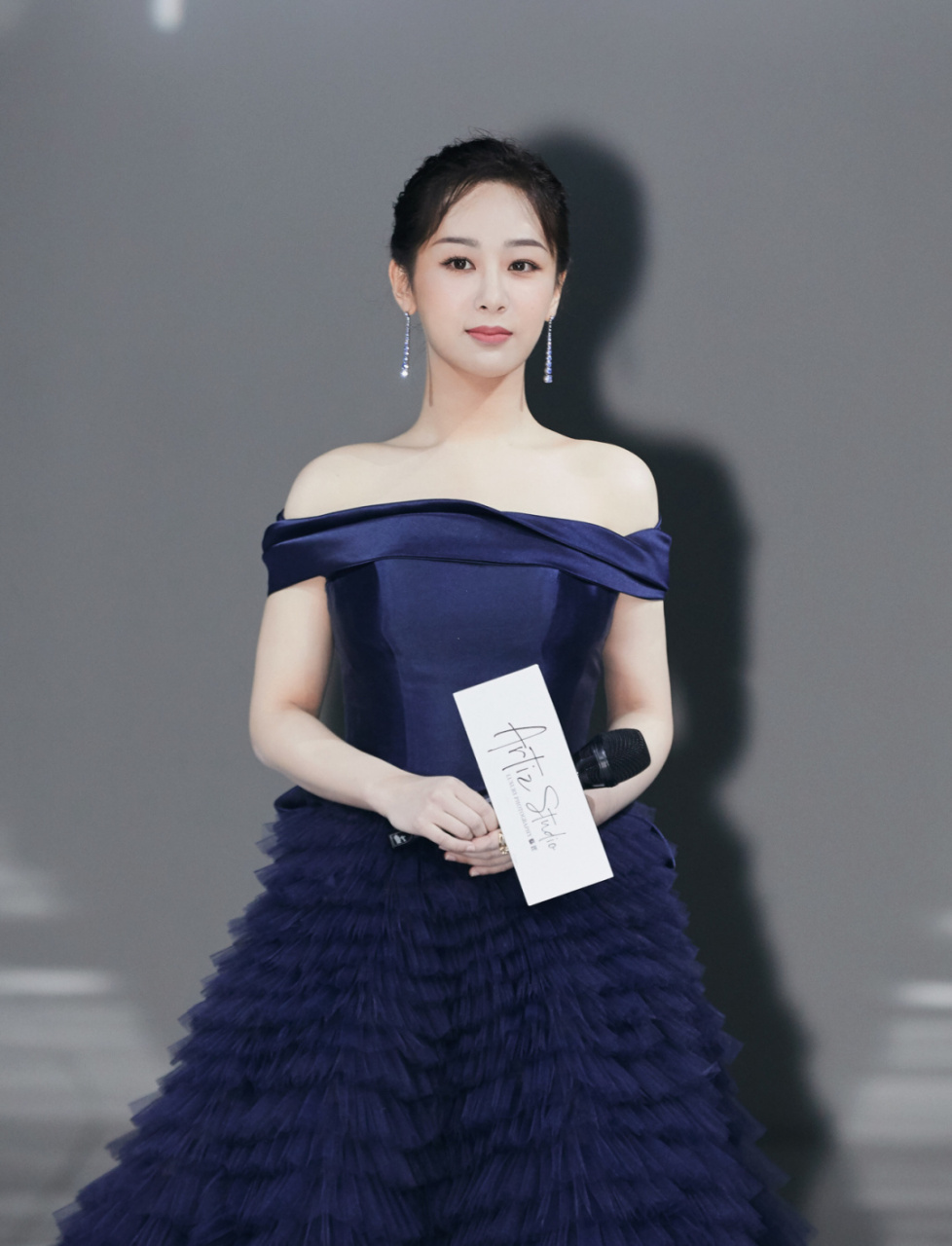 参加艺匠之夜活动看到了杨紫本人,太美了,白到发光,皮肤真好,好激动