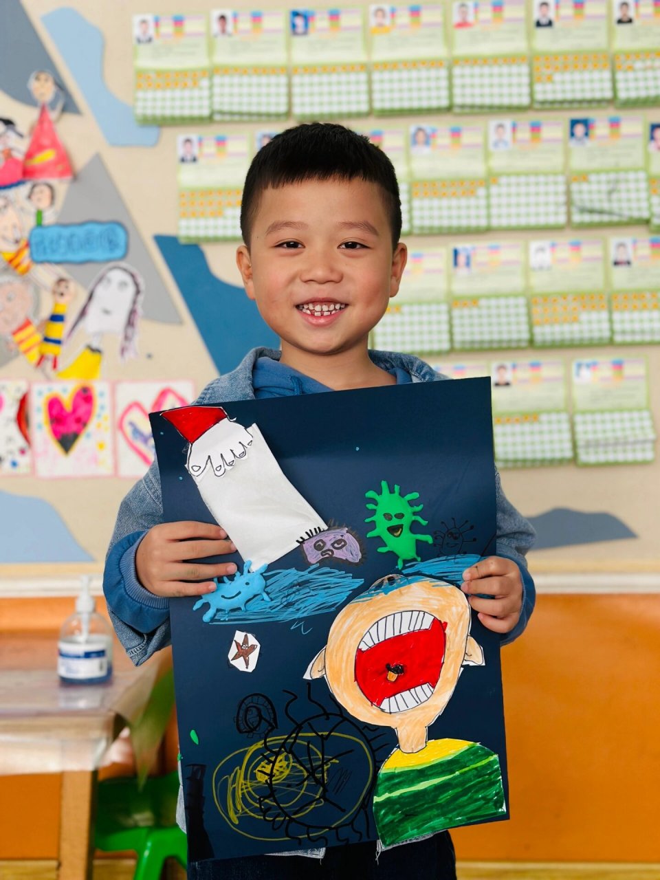 学习绘画和综合材料表现不同造型的细菌. 2.