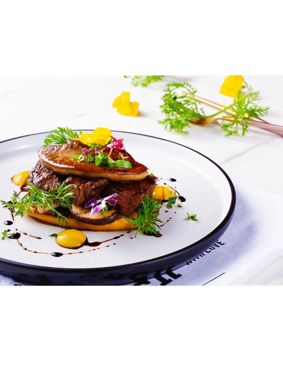 94在法式西餐里,06鹅肝,95鱼子酱和松露并称为西方三大珍馐