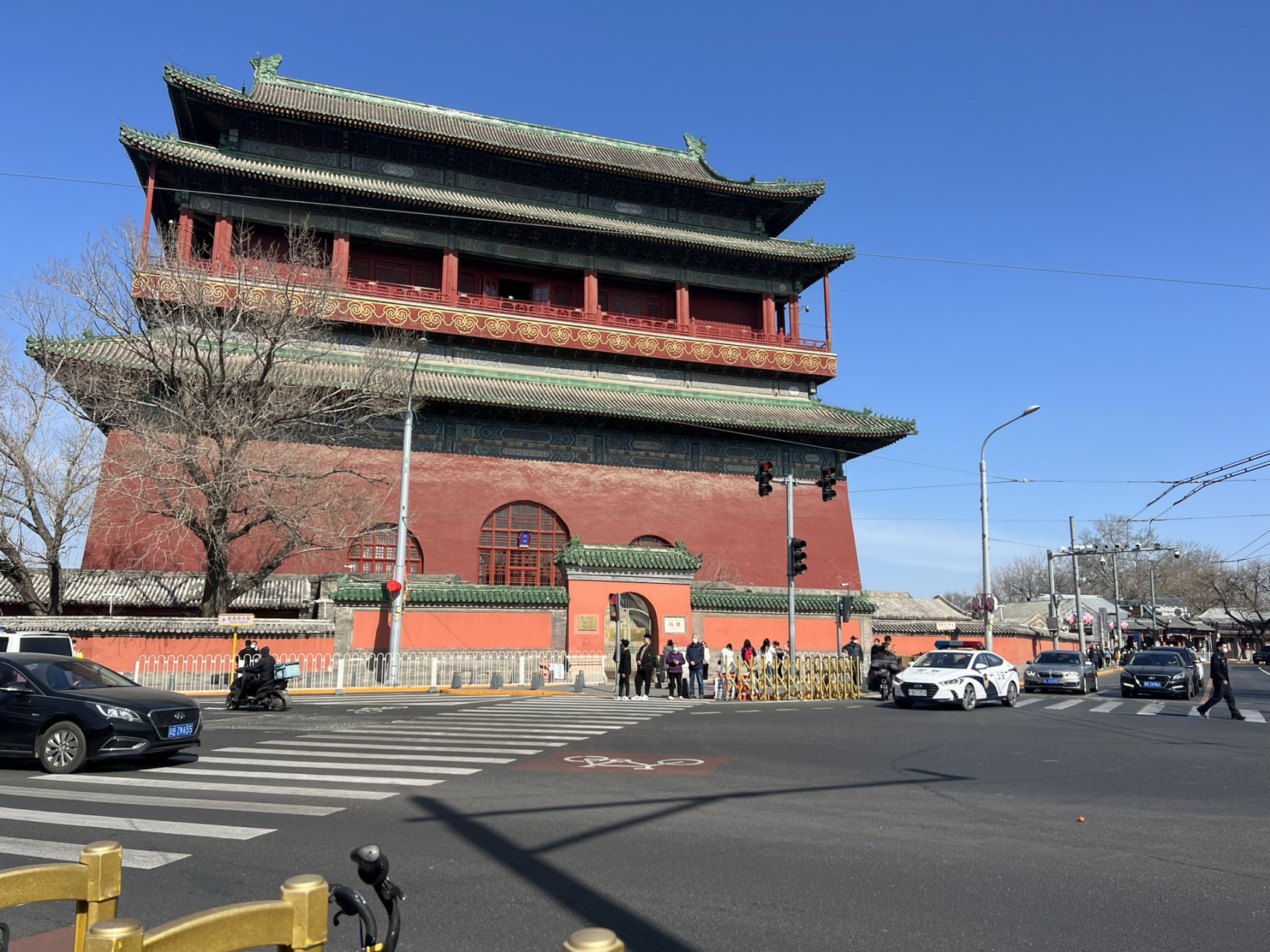 交通:地铁什刹海站下车 景点:南锣鼓巷鼓,鼓楼大街,什刹海,后海,都在