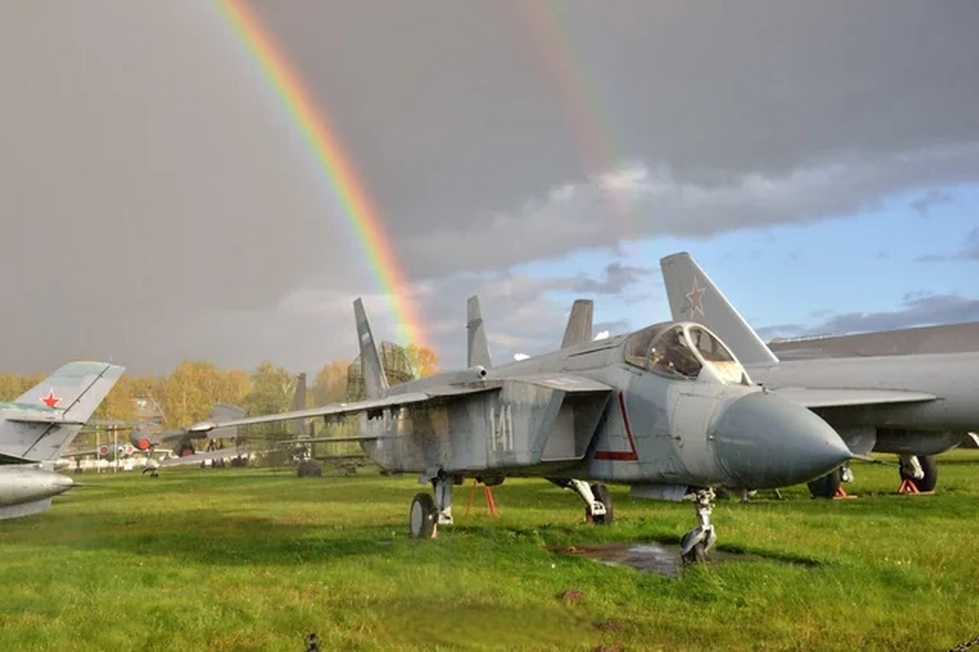 趣聊军事圈# 在彩虹下安享晚年的雅克-141战斗机