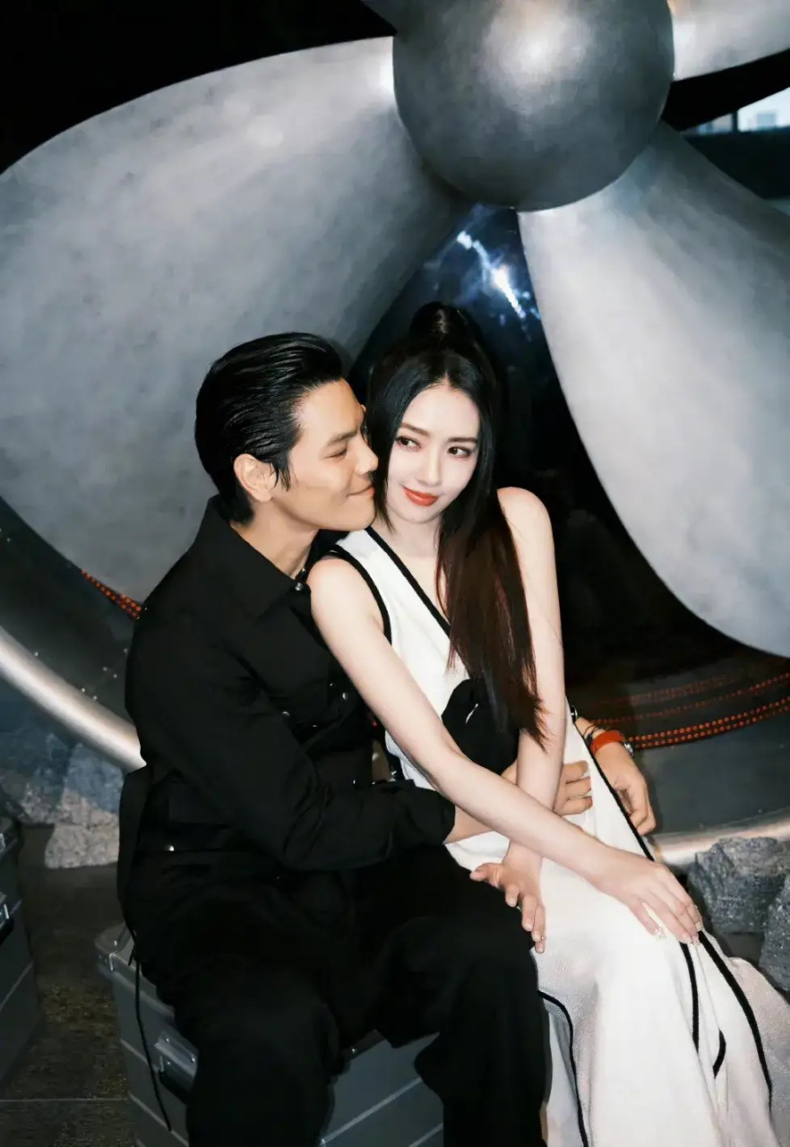 向佐ins晒一家四口合照#16日,向佐晒出了一家四口合照,表白郭碧婷"ii