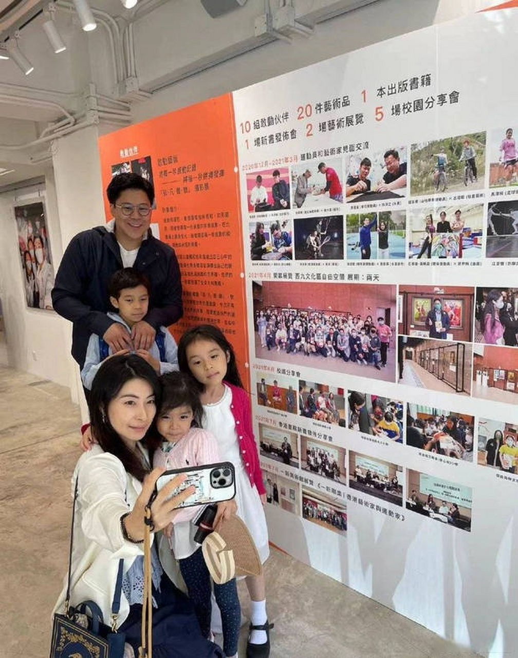 6月14日,有网友偶遇霍启刚郭晶晶带孩子看展,一家五口合影自拍,画面