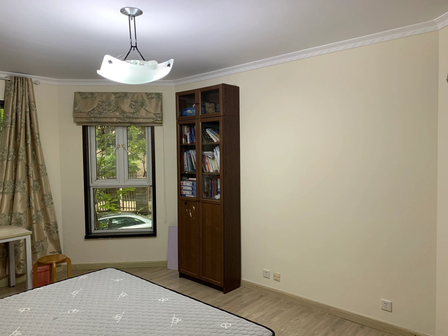 多乐士象牙色 1:多乐士象牙色属于偏黄暖色系列,淡淡的象牙色涂刷在立