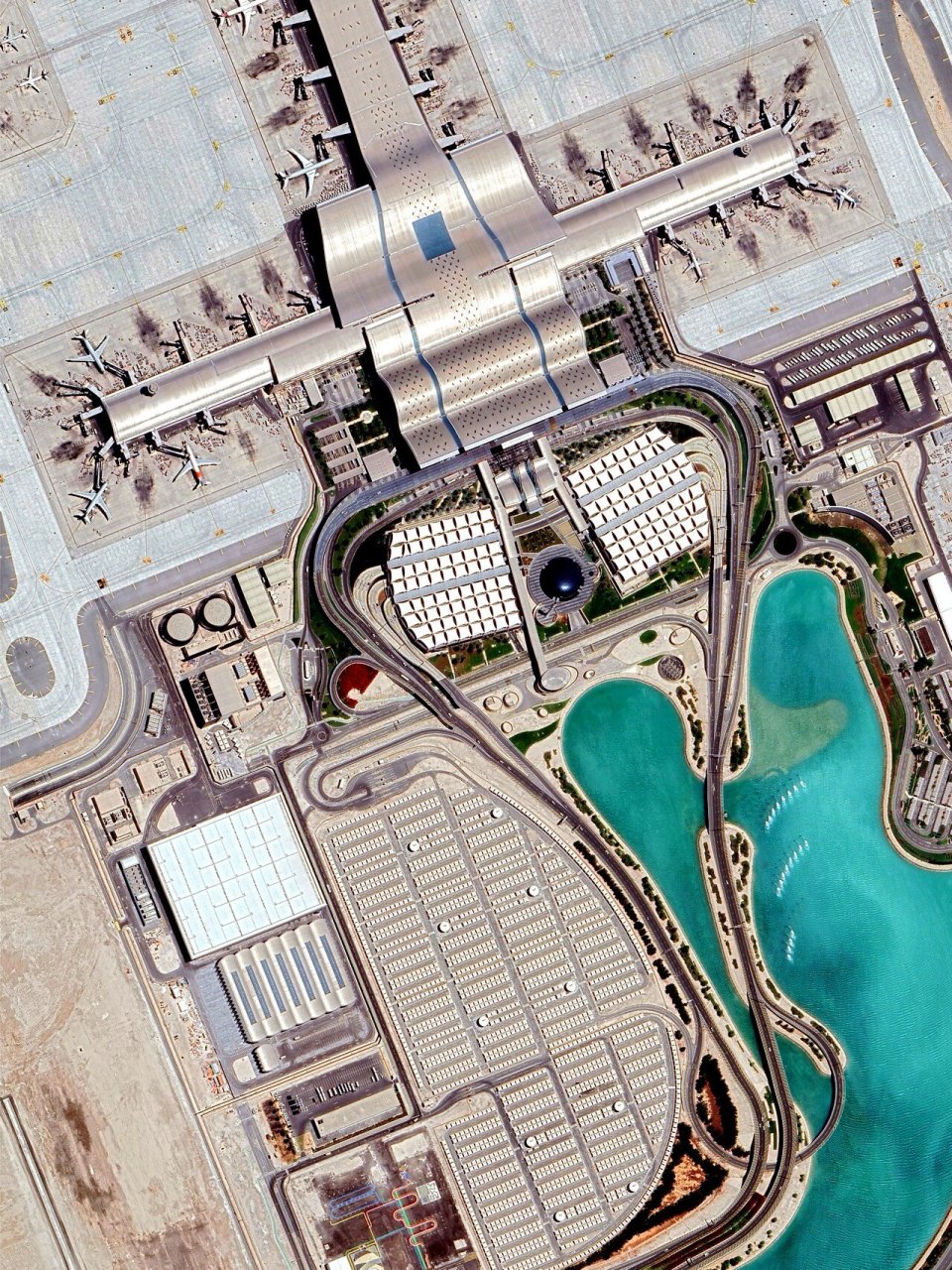 卡塔尔 哈马德国际机场 哈马德国际机场,原名为新多哈国际机场,卡塔尔