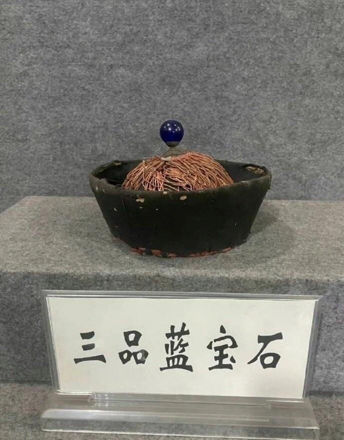 按照清朝礼仪:一品官员顶珠用红宝石,二品用珊瑚,三品用蓝宝石,四品用