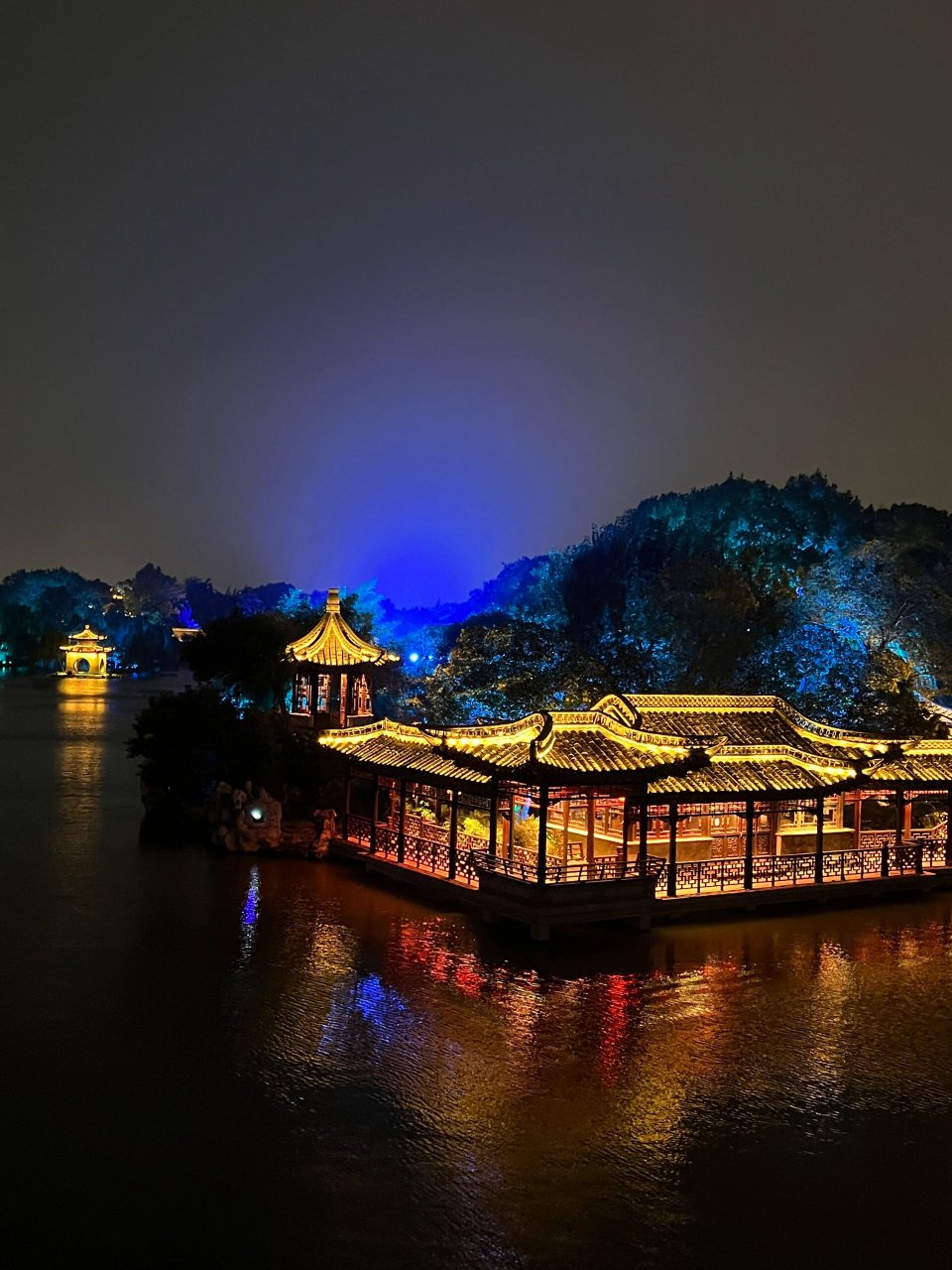 扬州 | 瘦西湖夜游 下着小雨,风呼呼的吹 还好穿了外套 晚上的瘦西湖