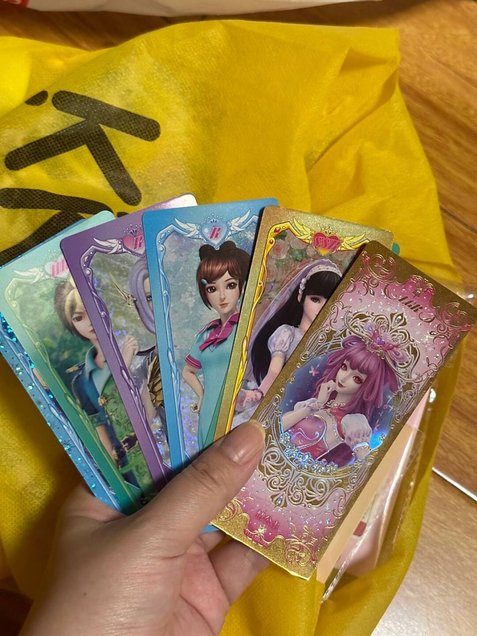 现在小学生都在拆叶罗丽卡片吗!