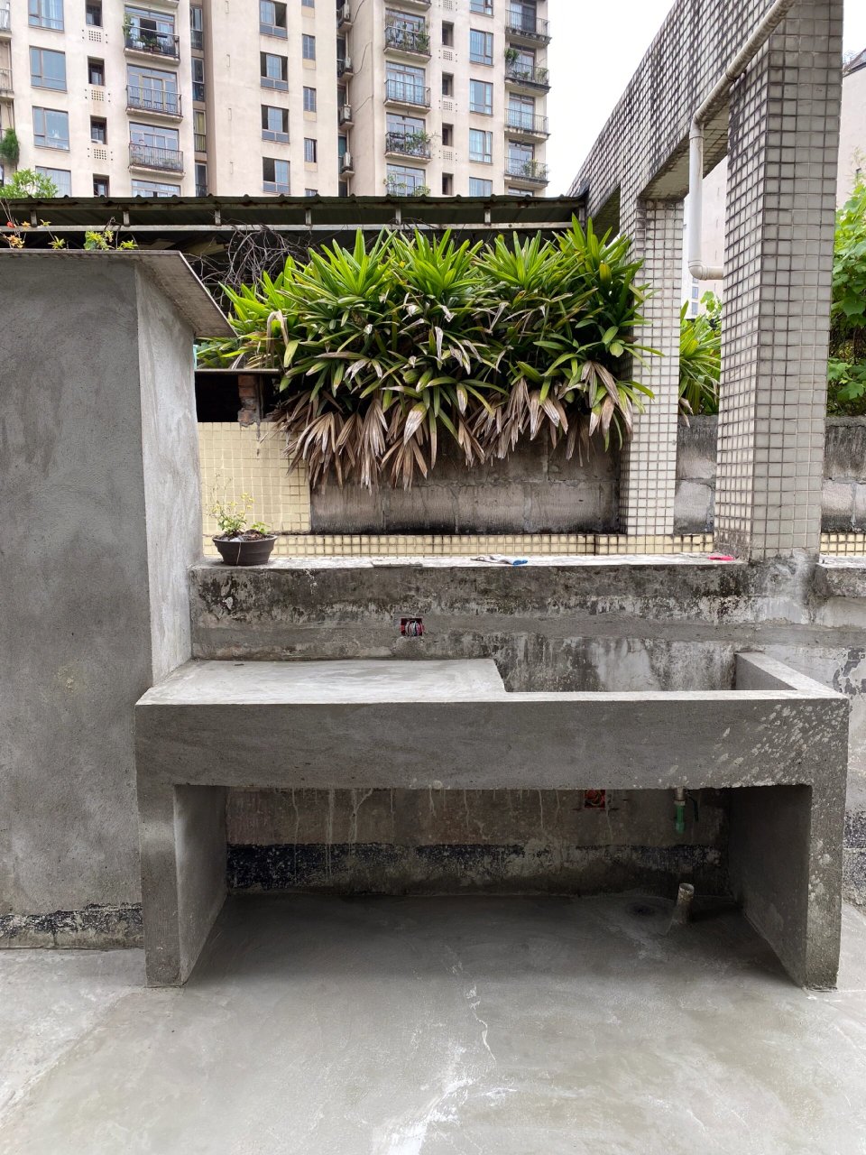 户外砖砌洗手池～ 家里除了橱柜,二楼洗手台也选择了砌05 现在对砖