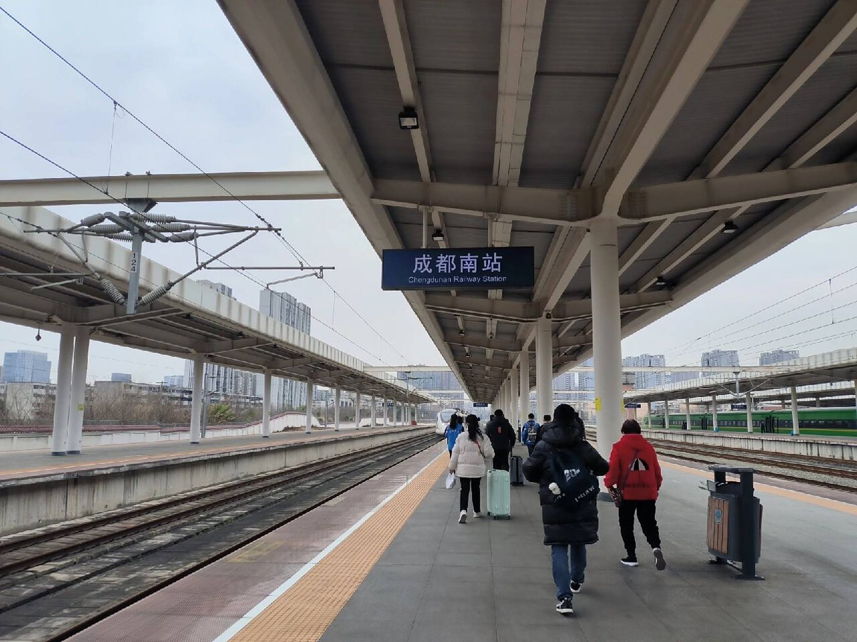 成都南站是没有换乘通道的只有出站再进站 成都南站是没有换乘通道的