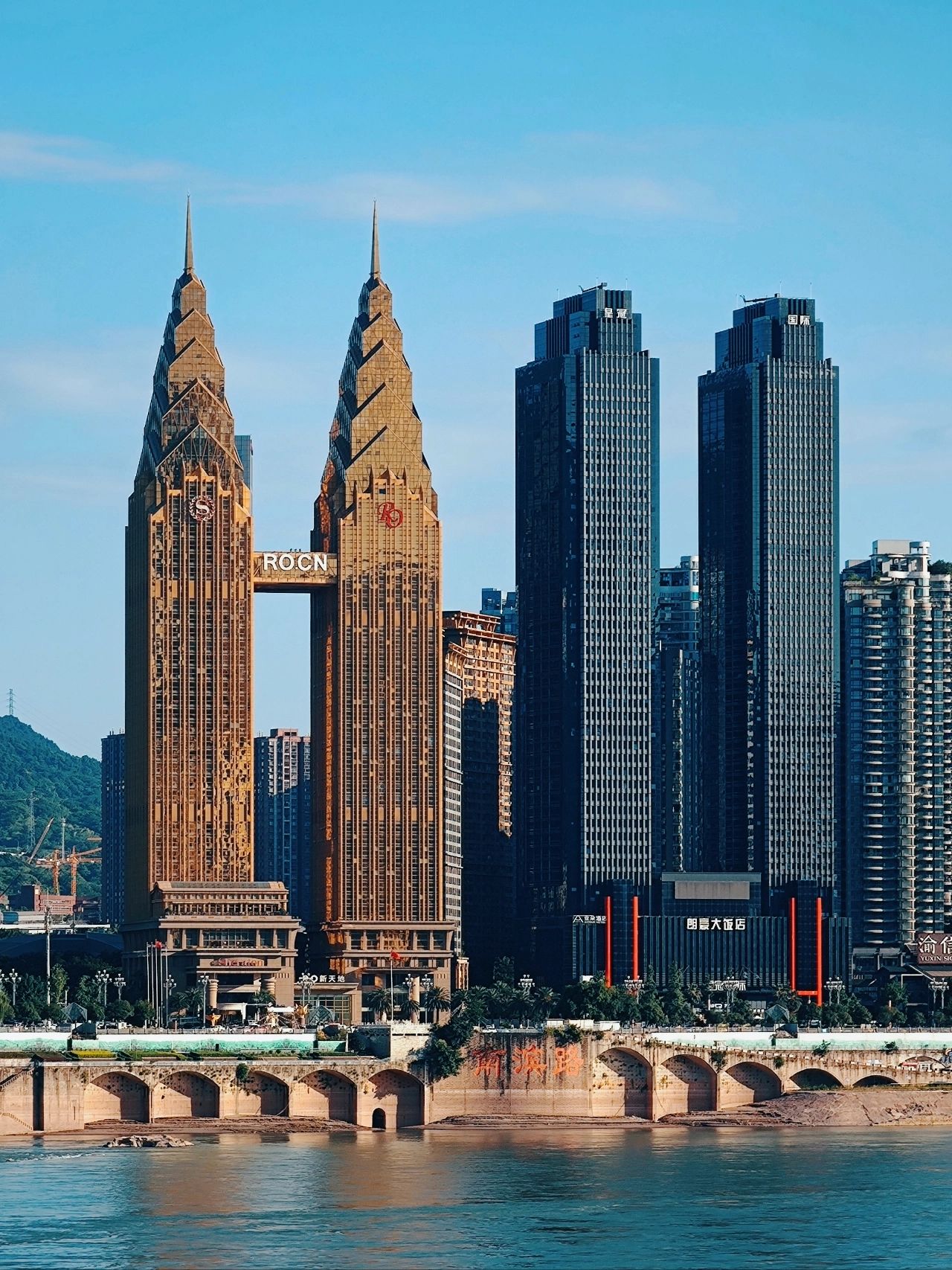 重庆南滨路喜来登双塔和皇冠双塔