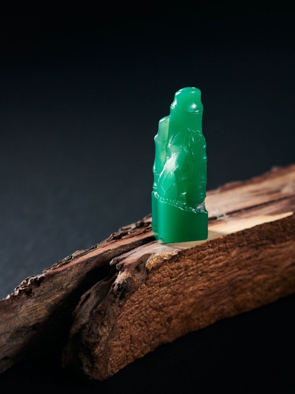 雅安绿石 自古以来自然界里的石头缺蓝少绿,雅安绿色泽青翠鲜艳,质地