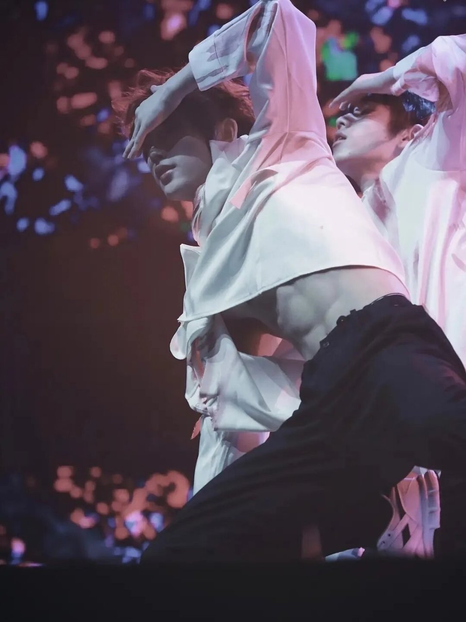 下面是午夜场嘶溜时间 欢迎来到程年人的世界 来接受欣赏丁程鑫腹肌