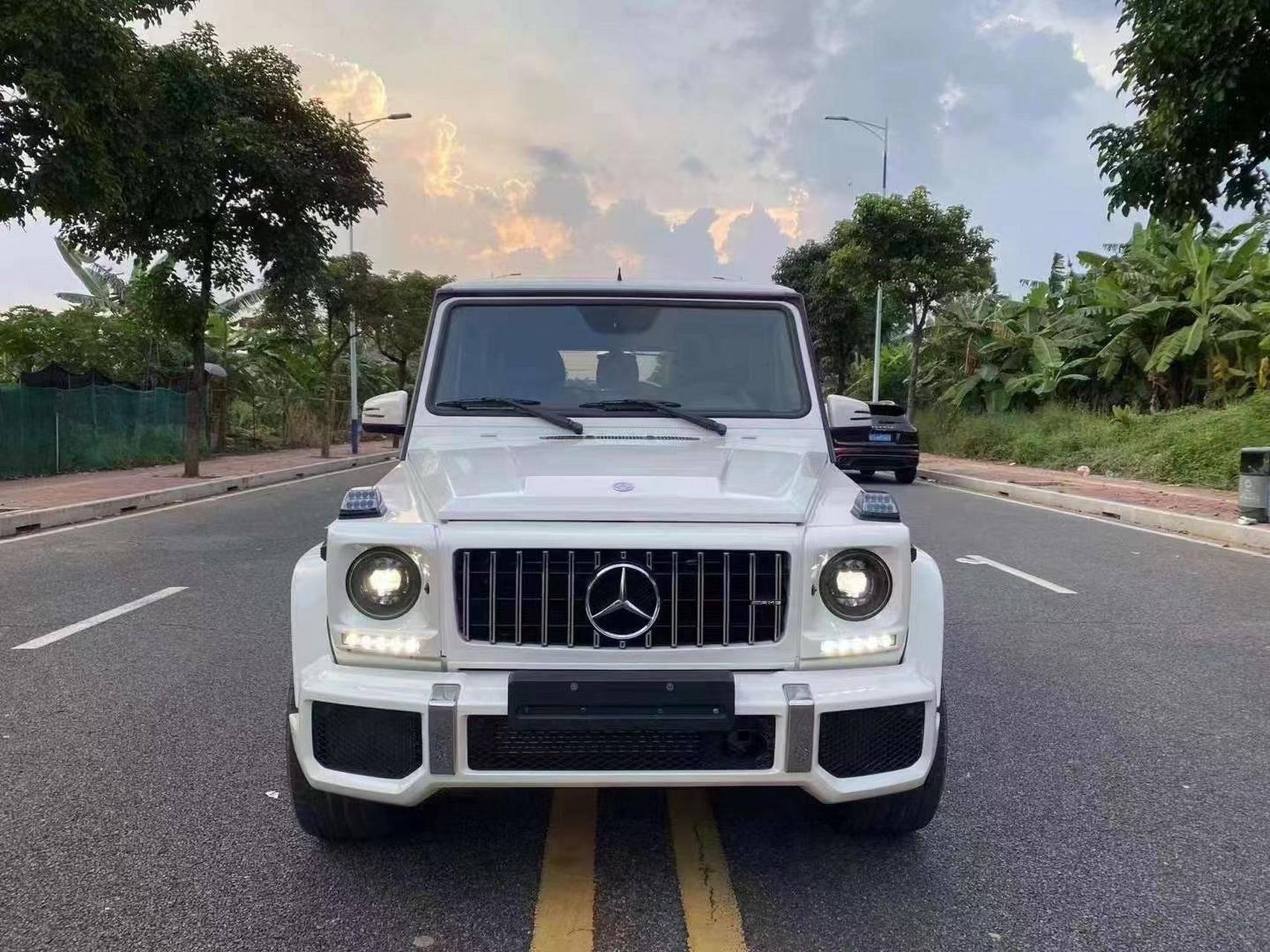3万 2020款奔驰g63amg463宽体版 白色棕色格子皮,eco停启,哈曼卡顿