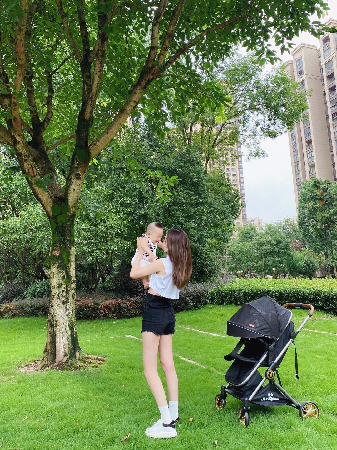 利用超酷婴儿车|小区拍出辣妈萌娃照05 上周末全家人一起回重庆了