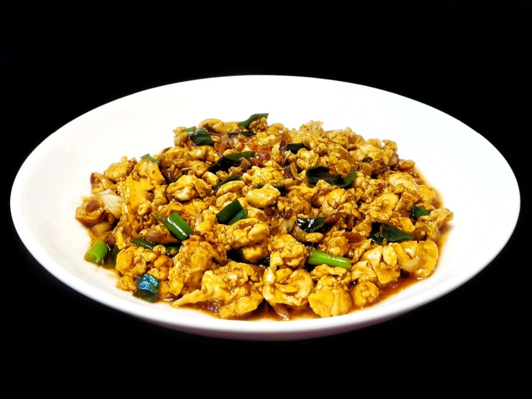 黄豆酱炒鸡蛋 黄豆酱炒鸡蛋: 1,鸡蛋打入碗中,加一点料酒和水稍搅一下