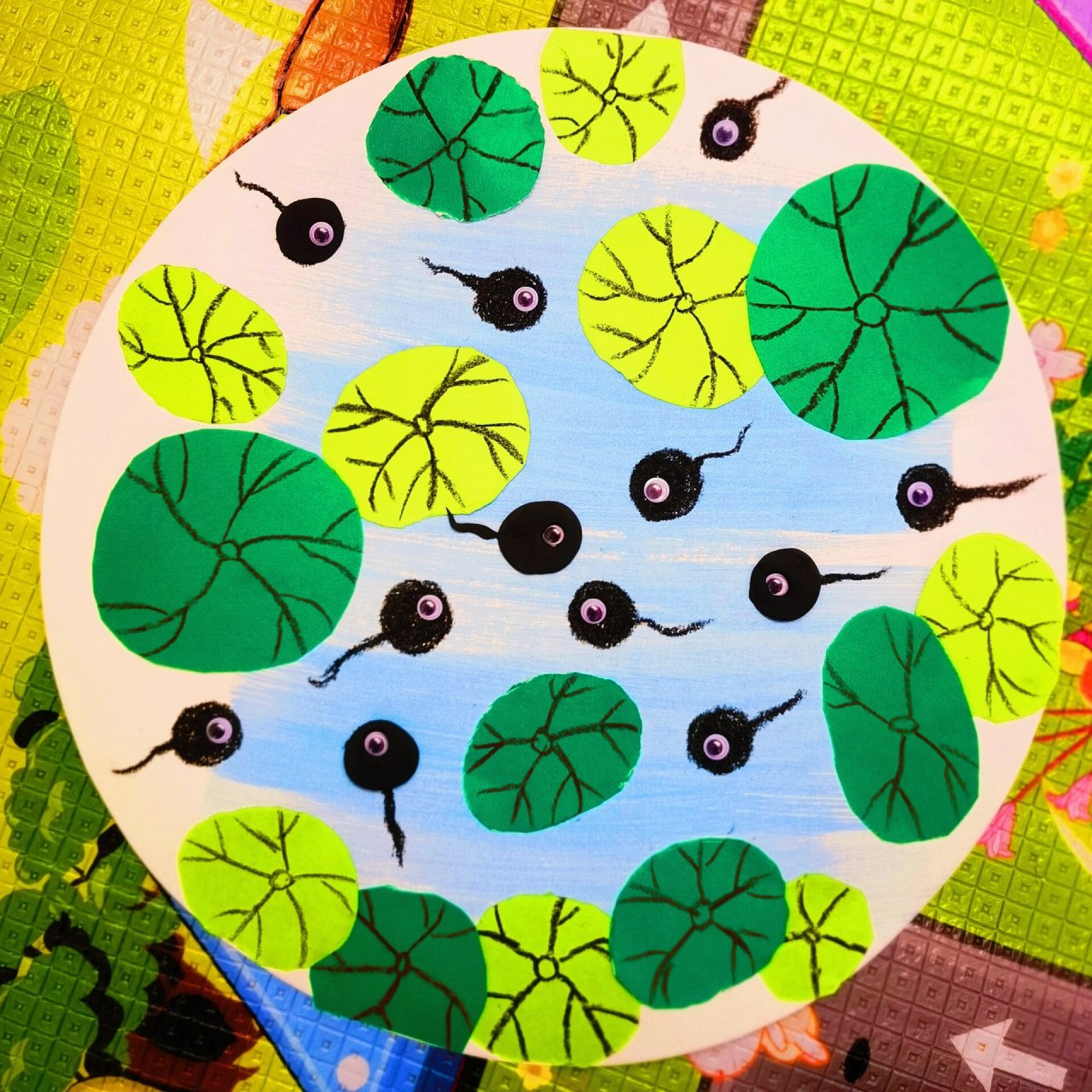 小班创意美术《小蝌蚪找妈妈90》 材料:线绿和深绿色卡纸,黑色油画