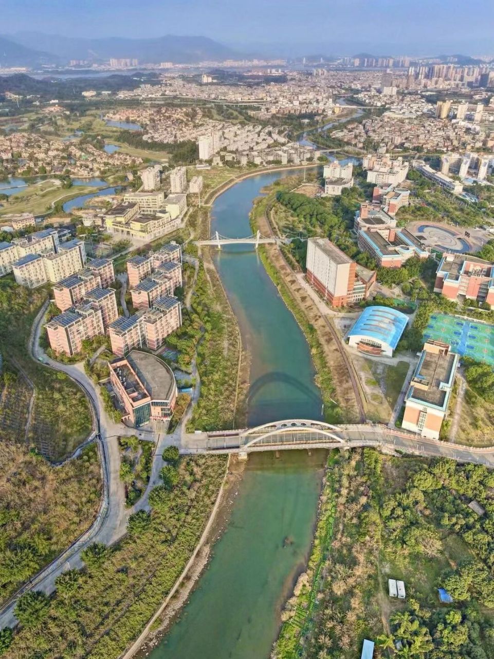 福州职业技术学院 这是福职的学校鸟瞰图,大家有想报考的可以考虑下