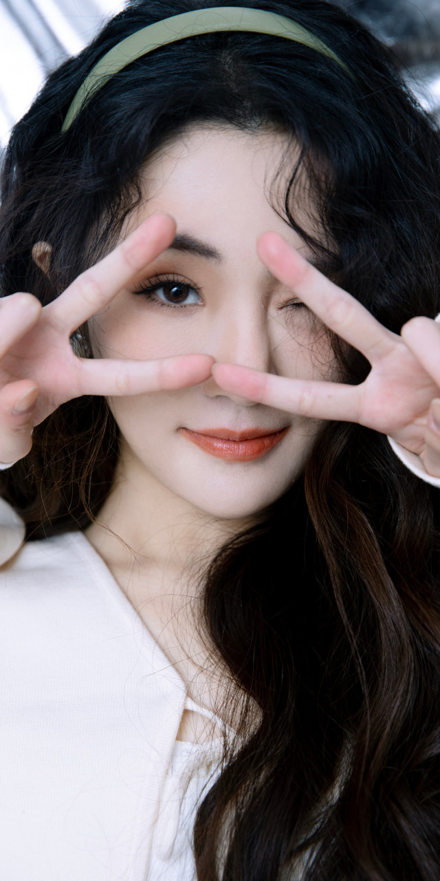 张可盈卷发白裙甜美写真头像壁纸