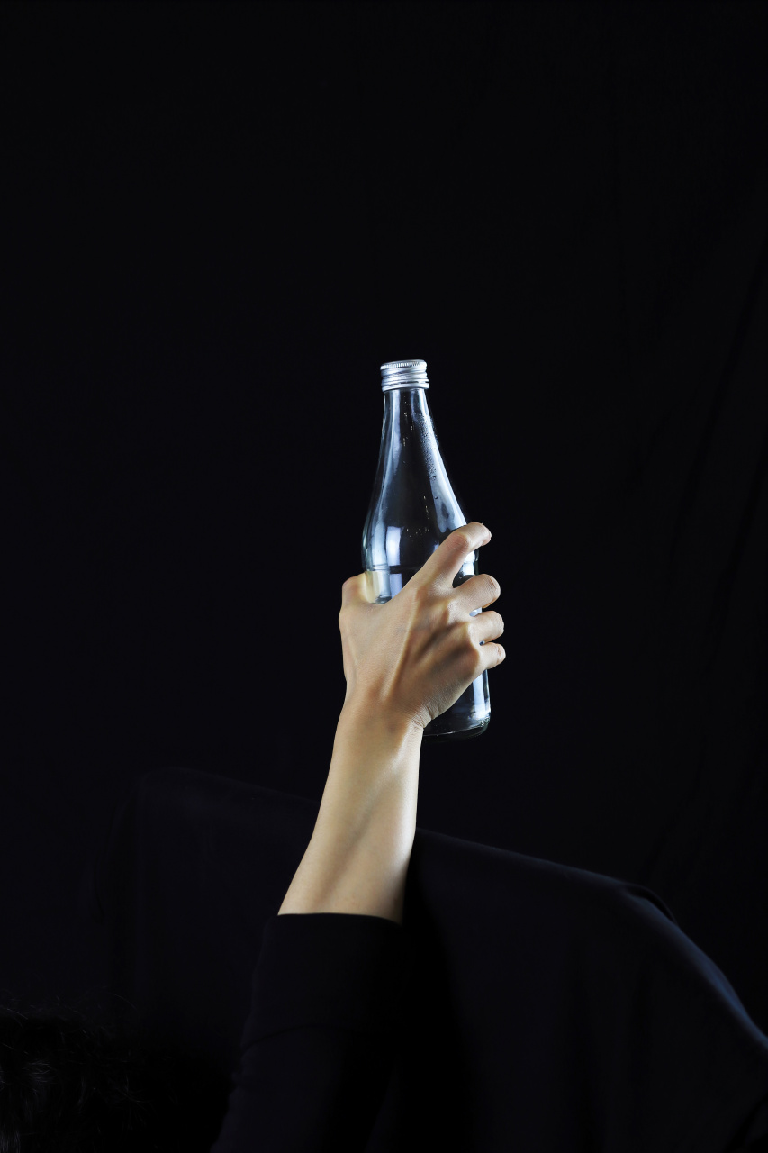 女生手持酒瓶动态参考#遇见艺术##绘画参考