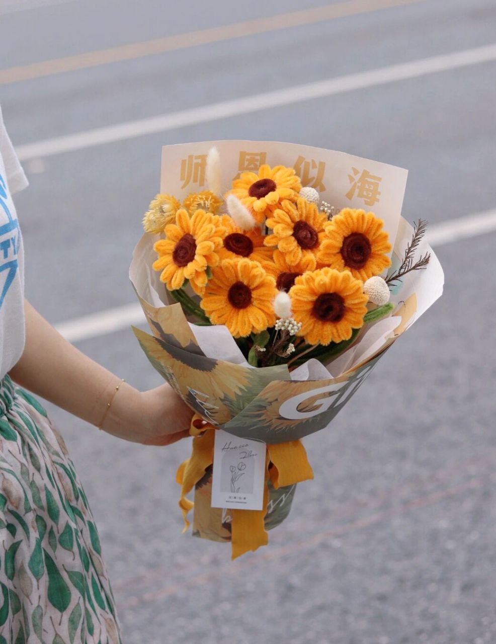 扭扭棒向日葵花束 一款混搭风花束97 	 今天下午阴天,光线有些弱