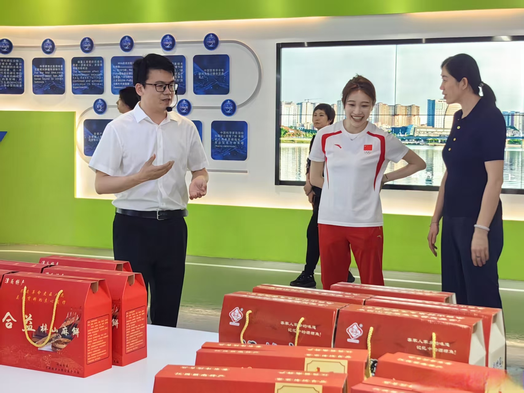 中华体育精神颂# 奥运冠军江西行,江西体育局副局长金紫薇出席,她是