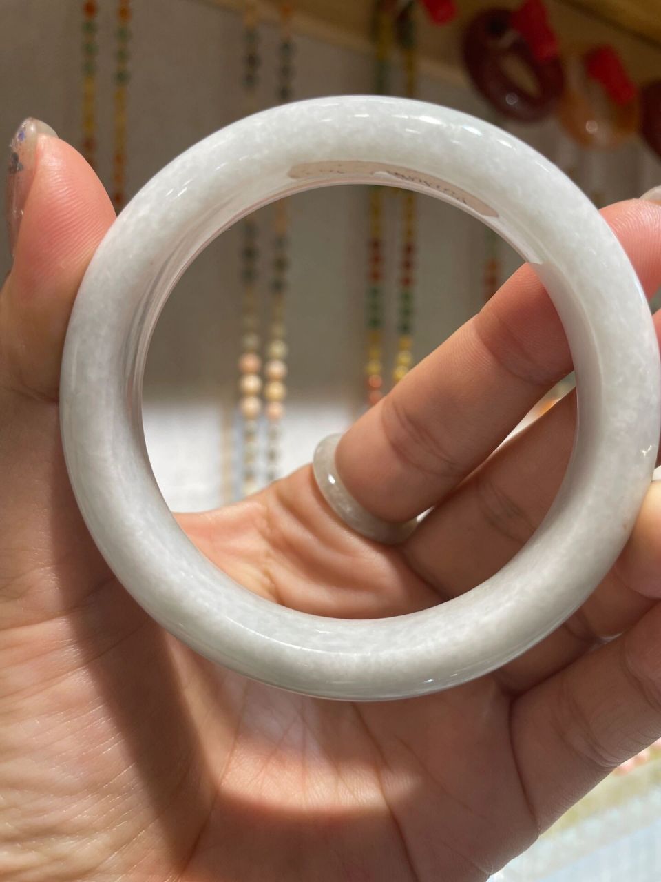 如果翡翠棉絮较重则会对翡翠价值造成影响,在水头好的手镯上比在水头