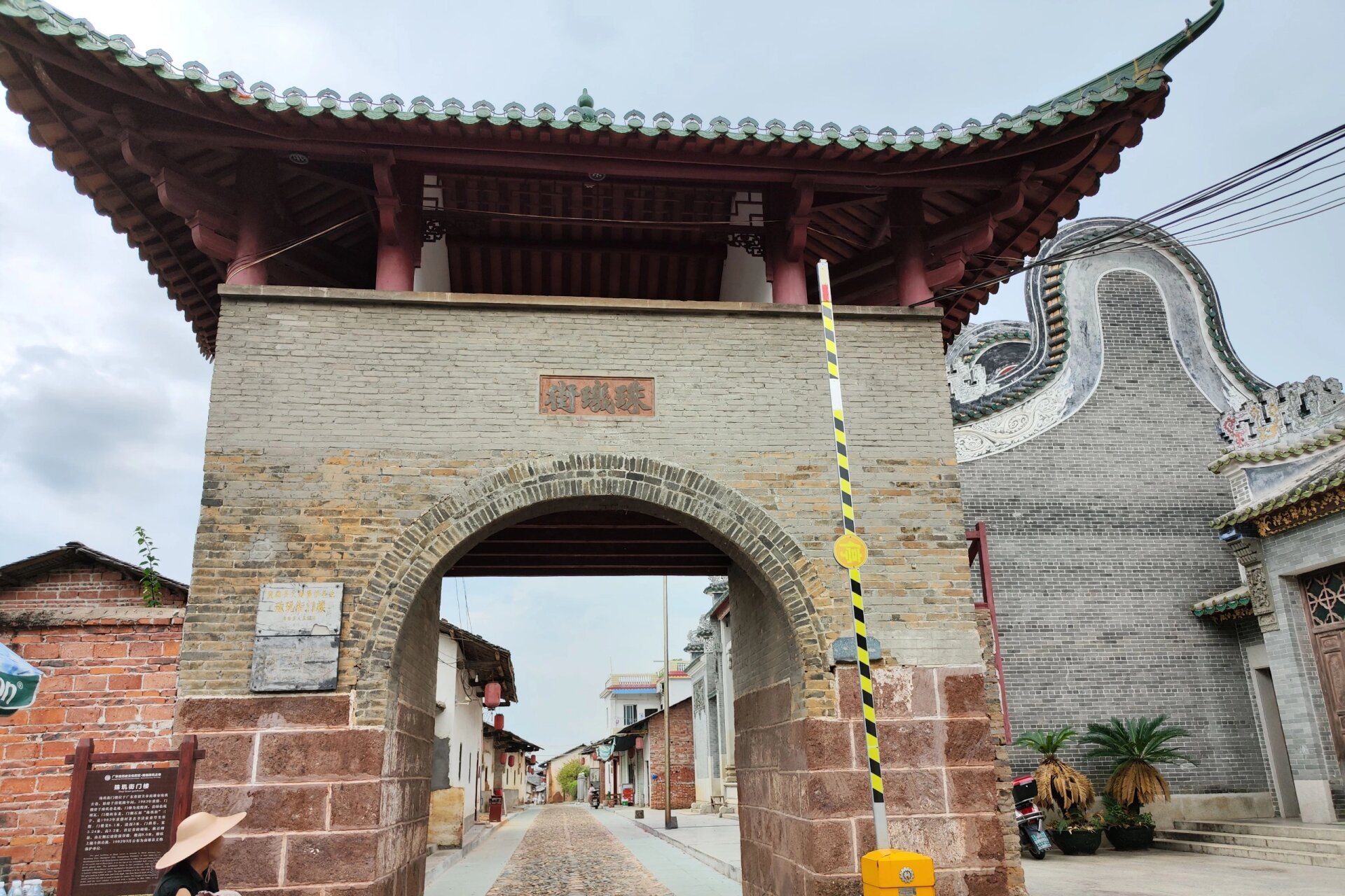 中国三大寻根地之一 99地址:广东南雄 90门票:40元 珠玑巷是古