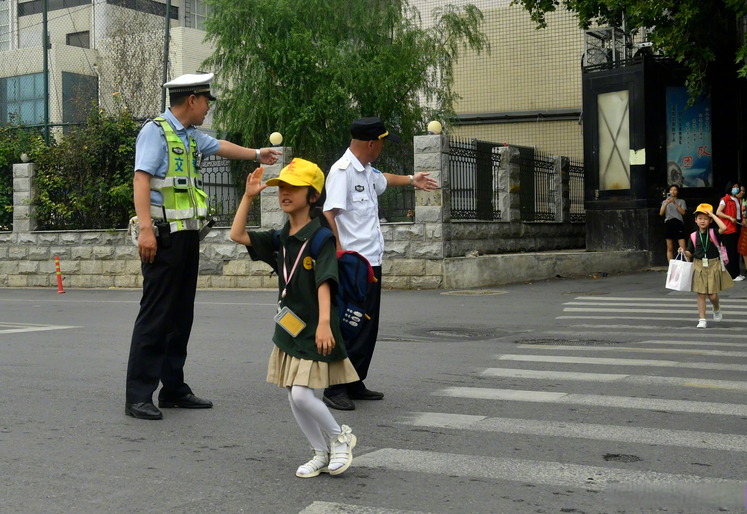 郑州开学首日交警护航小学生安全过马路