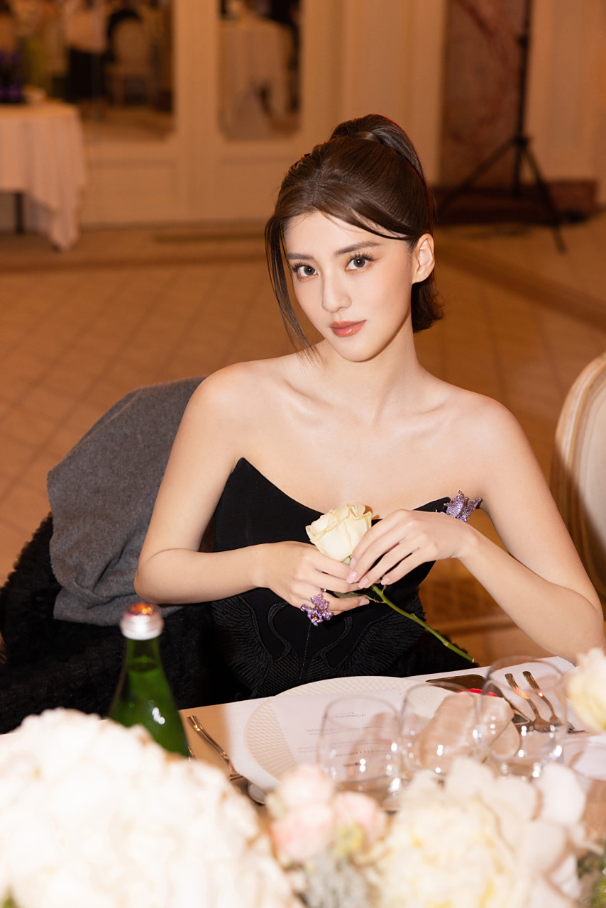 吴千语karena 现身晚宴,展露非凡臻美之姿.瑰影之梦·戛纳艺术晚宴