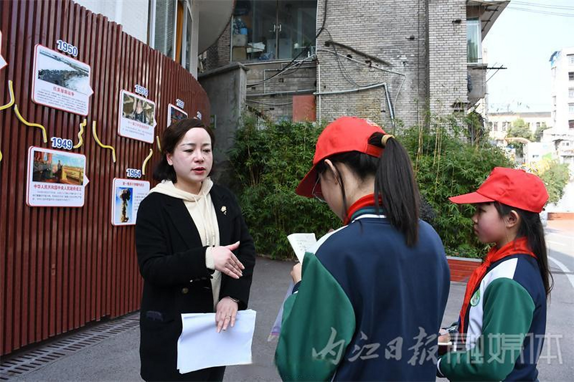 【16名校园小记者组成采访团,报道内江资中县水南镇中心学校家长会】"