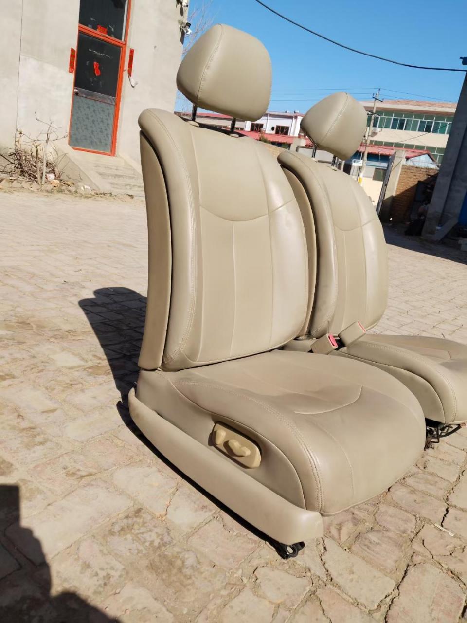 天籁电动座椅移动大沙发,主驾电动8项调节可以前后调高低,副驾4项电动