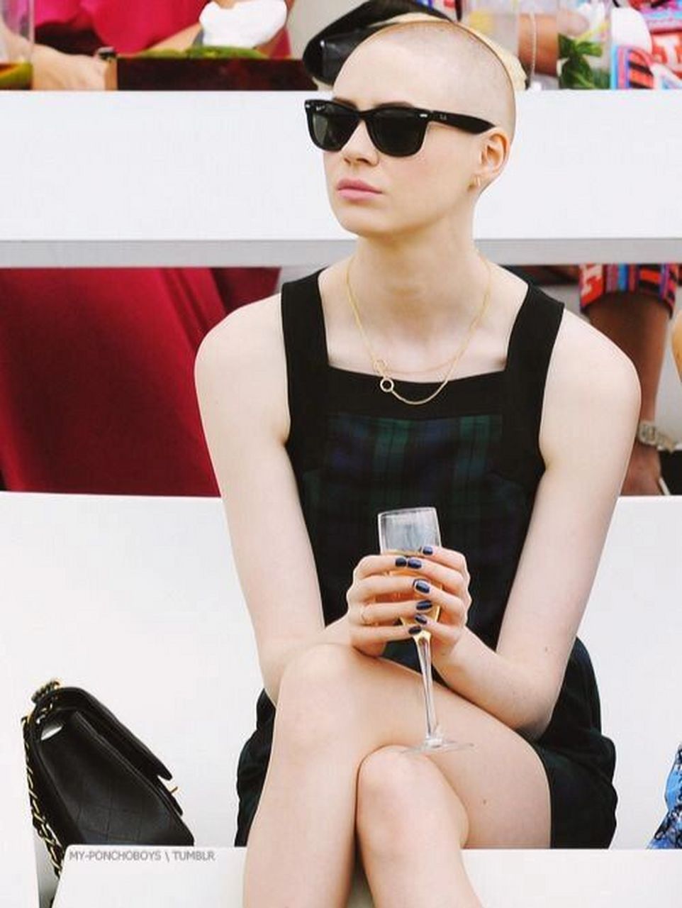 凯伦吉兰小姐姐为了演出星云nebula这个角色把一头红发剃光.