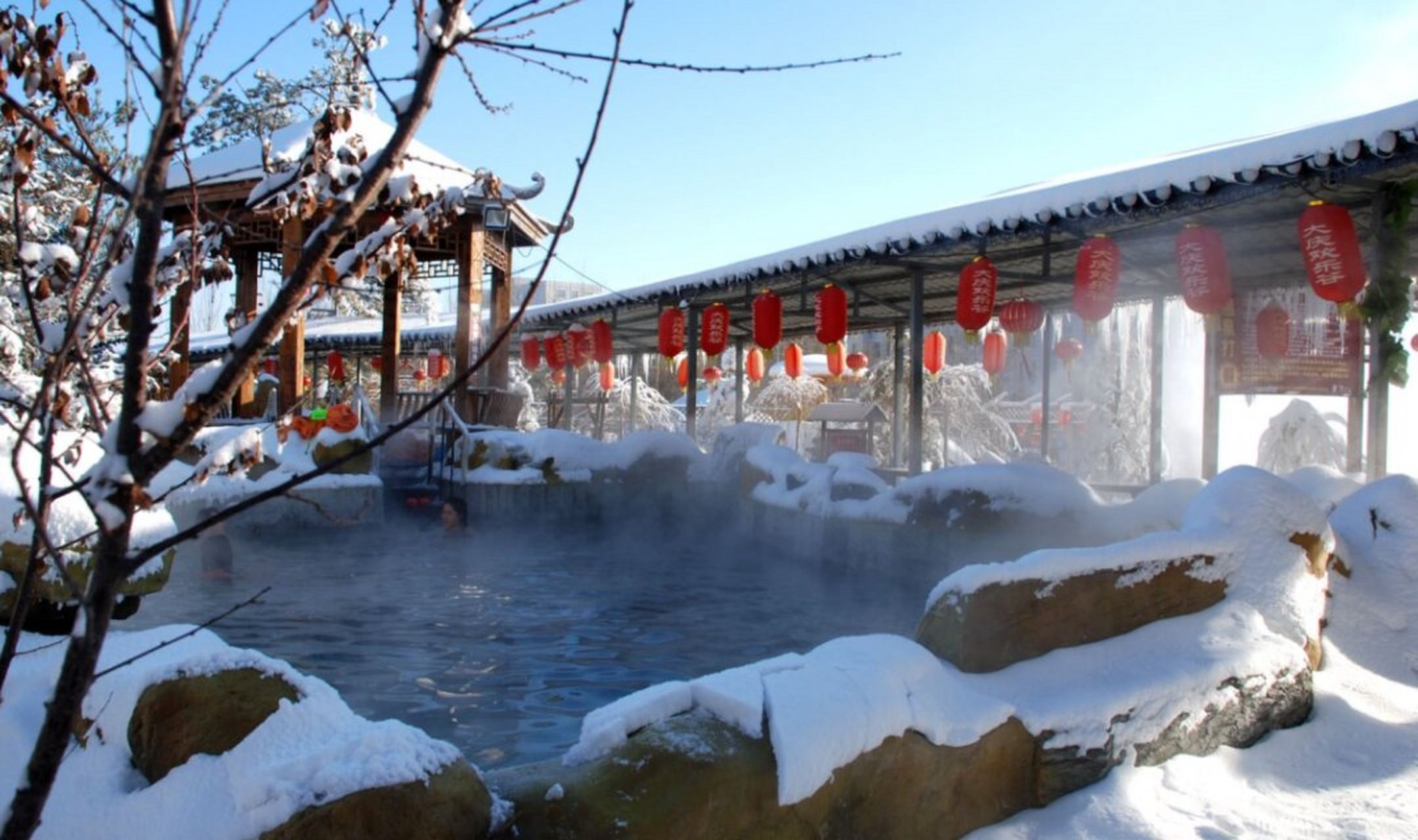 在大庆泡温泉 沐浴温泉之乐 连环湖温泉景区,是国家4a级旅游胜地,位于