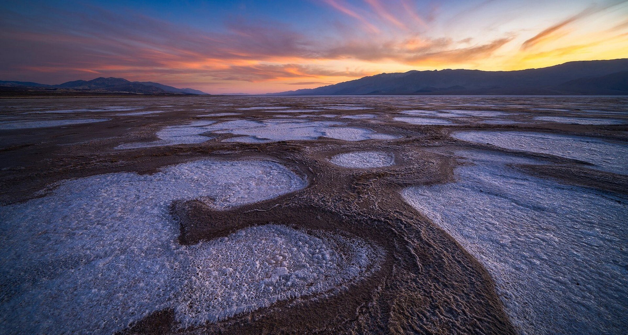 美国,加利福尼亚州,死亡谷国家公园 沙漠烈日下,恶水盆地的盐滩绵延数
