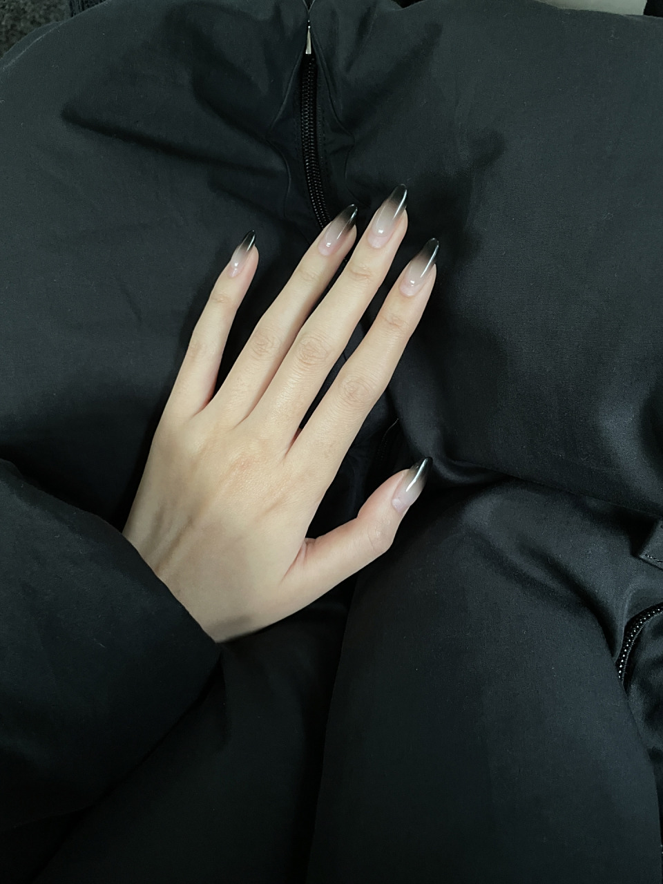 今天要换美甲啦 肉色黑色渐变 长出来很多也不太看得出来