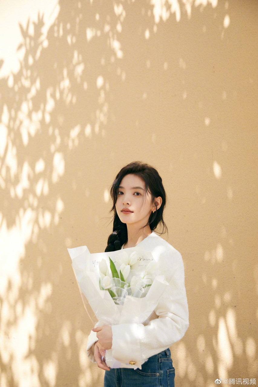 活动红毯被主持人和摄影师安排的明明白白的@章若楠 呆萌可爱,现实里