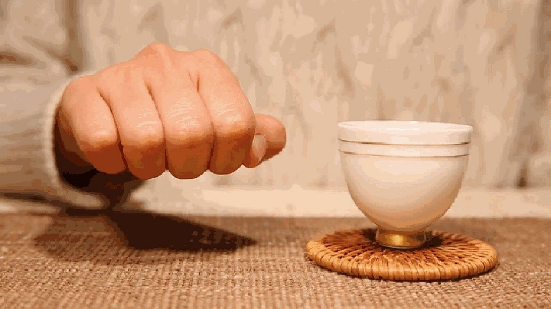 别人给你倒茶为什么要敲三下?