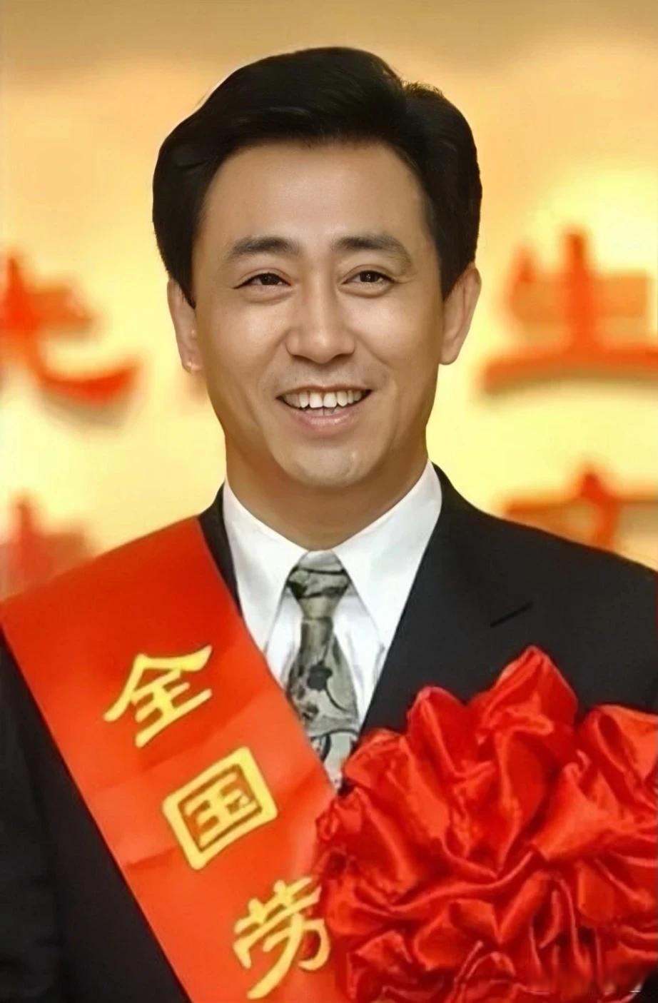 未曾开言,台下掌声雷动!