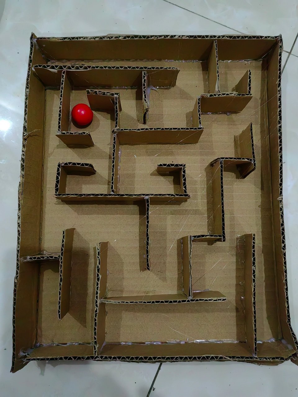 自制玩具|迷宫 材料准备: 1.瓦楞纸(可用快递箱) 2.