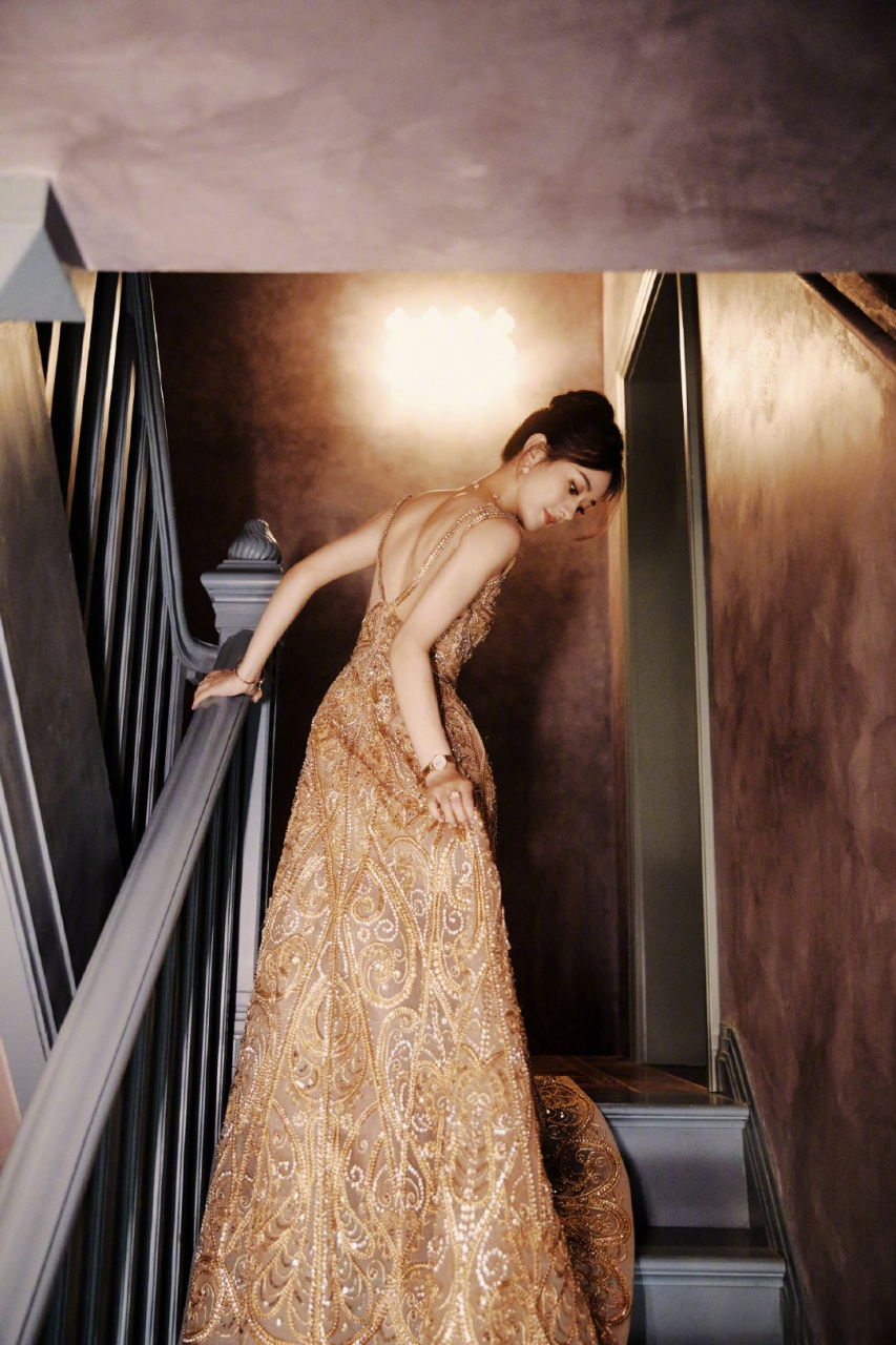 n/赵丽颖>@赵丽颖 一身金色长裙礼服亮相红毯现场,气场全开,大气