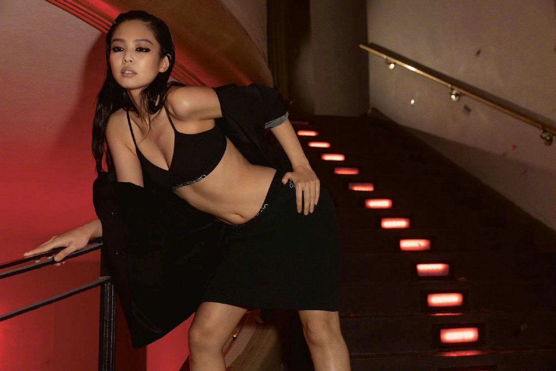 jennie出镜演绎calvin klein 秋日广告大片