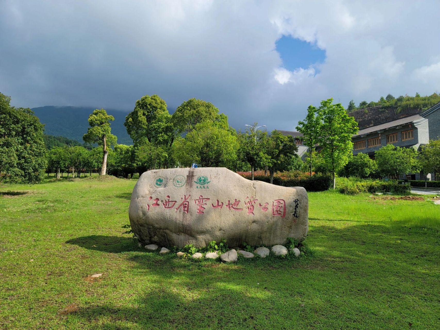 给大家推荐江西上饶附近的江西灵山景区.