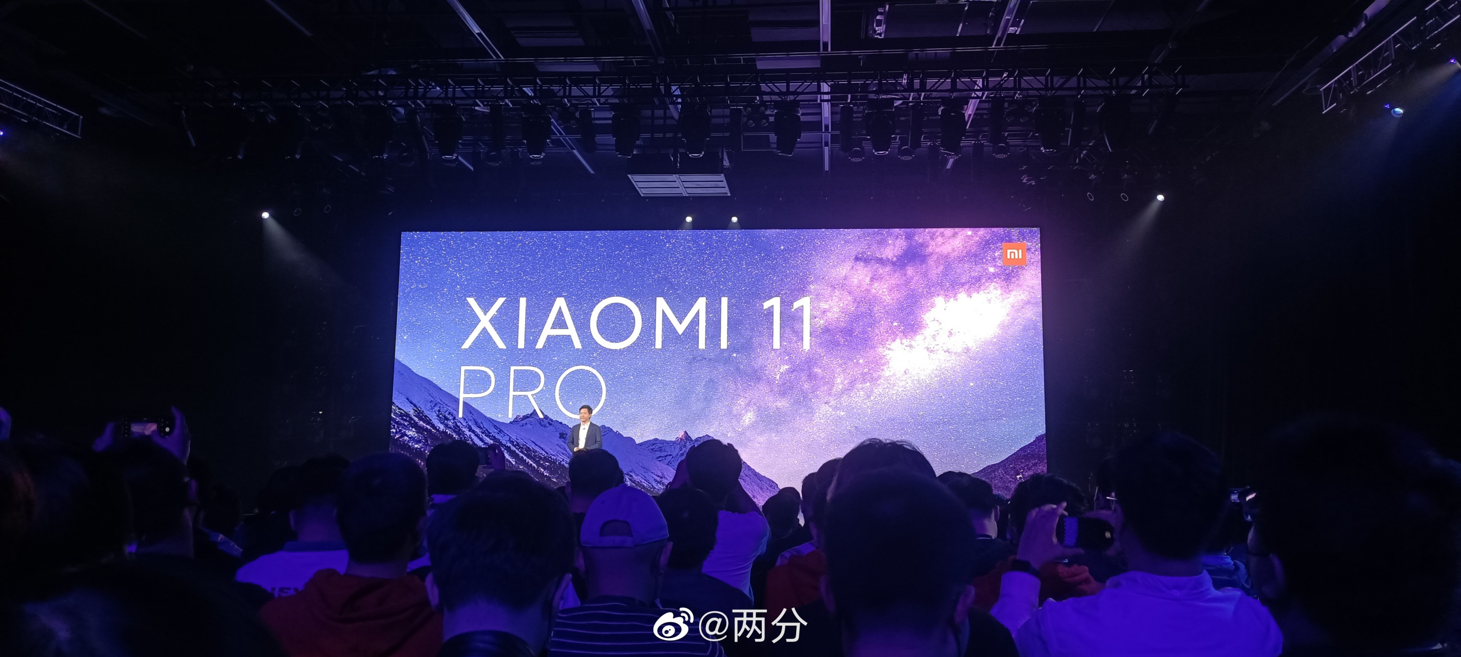 小米春季新品发布会开始了,首先亮相的是小米11 pro